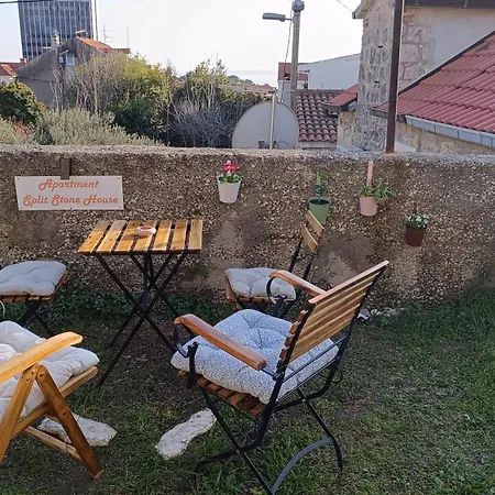 Lägenhet Stone House