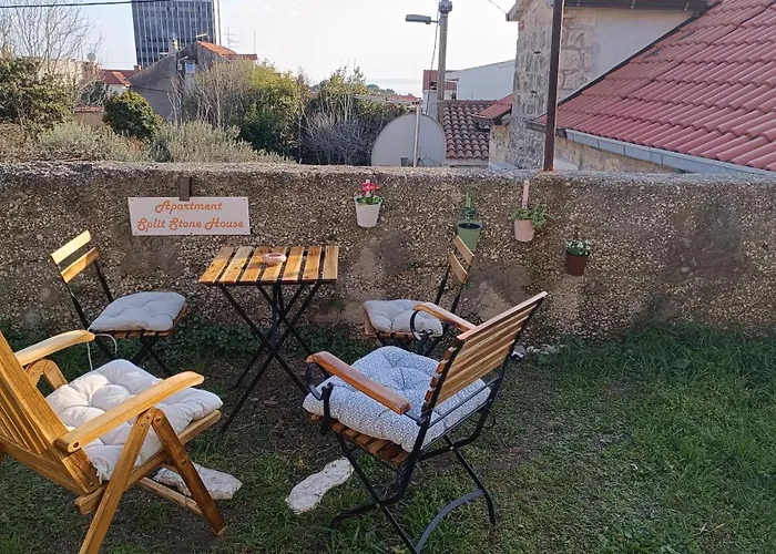 아파트 Stone House